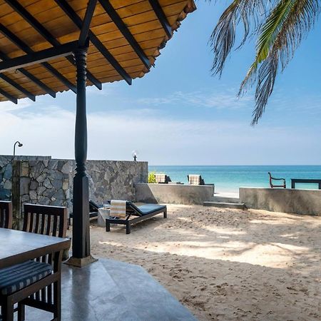 Blue Parrot Beach Villa อัมบาลังโกดา ภายนอก รูปภาพ