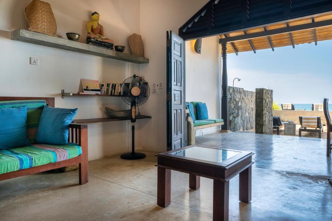 Blue Parrot Beach Villa อัมบาลังโกดา ภายนอก รูปภาพ