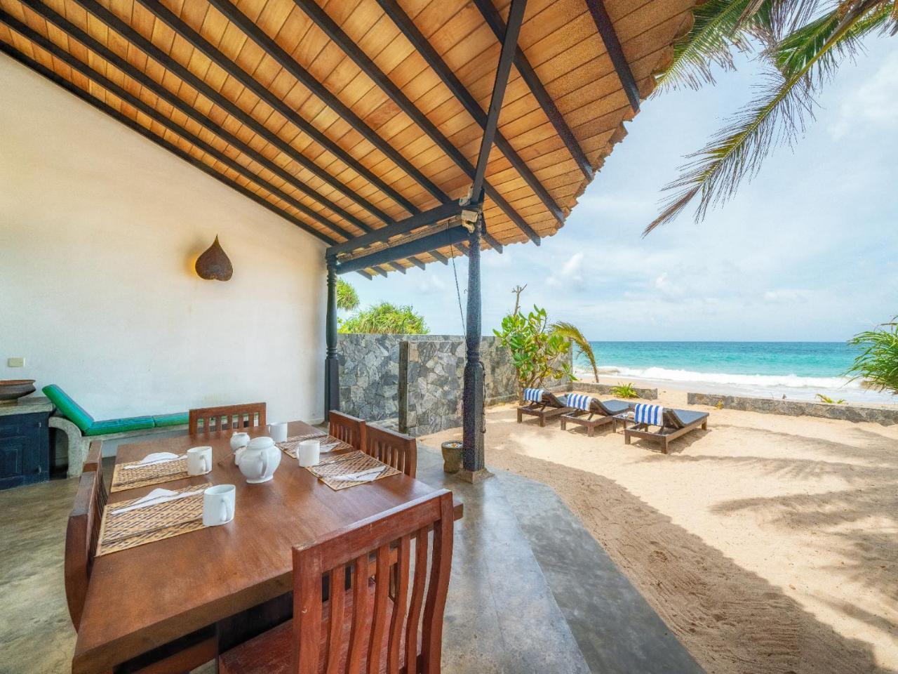 Blue Parrot Beach Villa อัมบาลังโกดา ภายนอก รูปภาพ